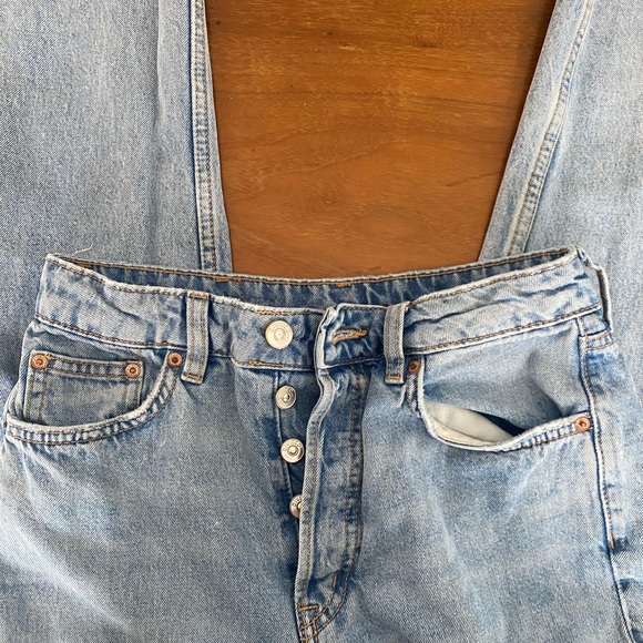 ♠️DIVIDED High Rise Distressed Light Wash Ankle Mom Jeans! Size: 4 - Picture 7 of 8